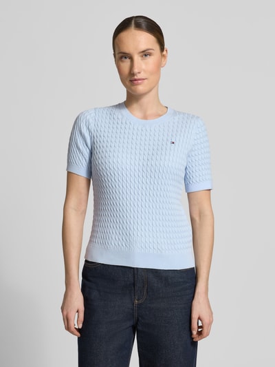 Vrouwenmodel draagt Slim Fit T-shirt uit puur katoen van Tommy Hilfiger, look: effen, kabelpatroon, logodetail, ronde hals, korte mouw, knitwear, voorkant bovenlichaam close-up