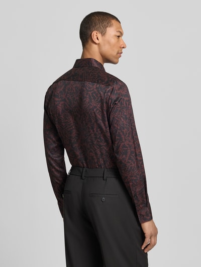 Männermodel trägt Slim Fit Businesshemd aus Lyocell Modell 'KENNO' von HUGO mit Allover-Muster, Rückansicht, Ganzkörperansicht.