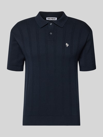 Produktfoto, Slim Fit Strick-Poloshirt mit Label-Stitching von REVIEW in Dunkelblau, Zopfmuster, reine Baumwolle, Knopfleiste, Herrenmode