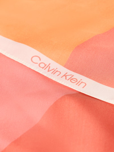 Productfoto, Tuch aus Viskose-Mix van CK Calvin Klein in meerkleurig look met labelopschrift en zachte, gladde textuur.