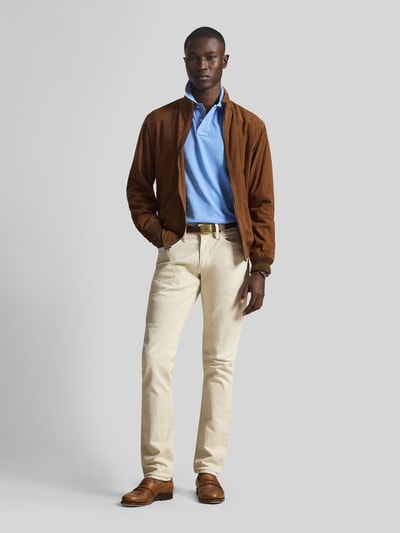Männermodel trägt Regular Fit Poloshirt aus reiner Baumwolle von Polo Ralph Lauren in Uni-Optik mit Logo, Vorderansicht Ganzkörperansicht.