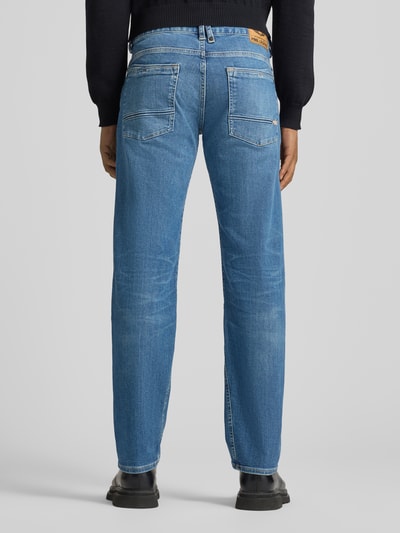 Männermodel trägt Relaxed Fit Jeans im Used-Look Modell 'Commander' von PME Legend, Baumwoll-Mix mit Stretch-Anteil, Ganzkörperansicht Rückansicht.