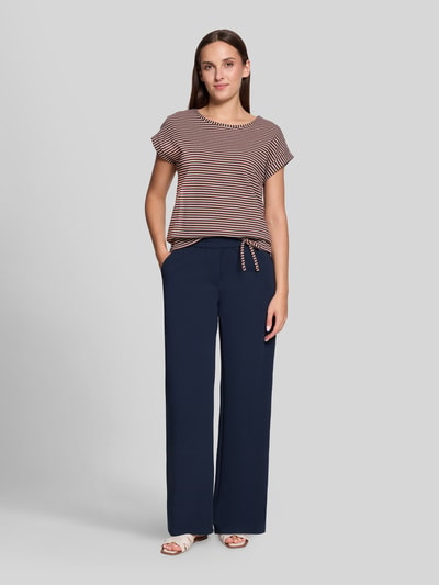 Frauenmodel trägt Regular Fit T-Shirt aus Baumwoll-Mix von Betty Barclay, Damen T-Shirt, schmale Streifen in Rot und Weiß, glatte Oberfläche, Ganzkörperansicht von vorne.