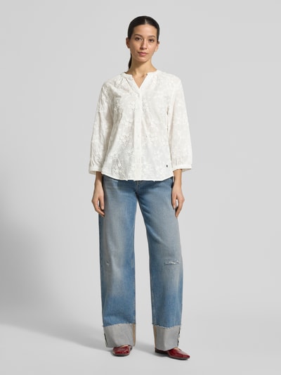 Vrouwenmodel draagt Regular Fit blouse met bloemen siergarnering model 'Velia' van Brax, puur katoen, 3/4-mouw, tuniekhals, knoopsluiting, ruglengte 67 cm, mouwlengte 48 cm, voorkant geheel in beeld