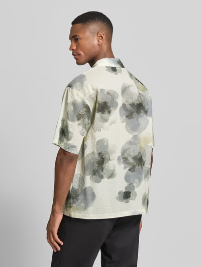 Męski model nosi Regular Fit Freizeithemd mit floralem Allover-Print von JAKE*S STUDIO MEN, mieszanka bawełny, fakturowany wzór, kołnierz z połami, z krótkim rękawem, listwa guzikowa, kwiatowy nadruk na całej powierzchni, widok z tyłu na całe ciało.