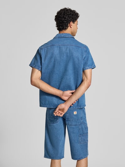 Męskimodel nosi Regular Fit Jeanshemd mit Brusttasche Modell 'SUN' von Blend, czysta bawełna, krój regular fit, kołnierzyk typu kent, listwa guzikowa, brustasza, naszywka z logo, długość tyłu w rozmiarze M: 70 cm, szerokość ramion w rozmiarze M: 42 cm, długość rękawów w rozmiarze M: 23 cm, kolor niebieski, tekstura jeansu, widok całej sylwetki od tyłu
