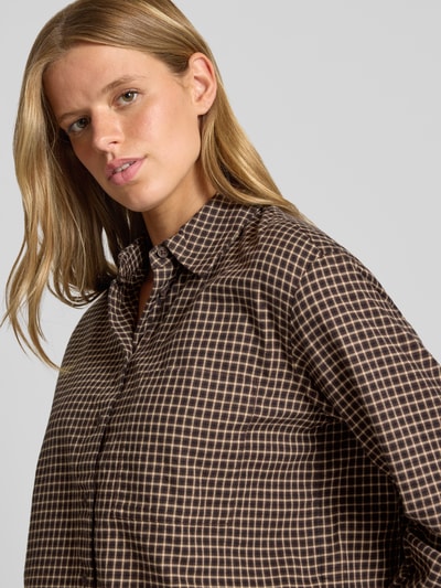 Modelka prezentuje brązową bluzkę z długim rękawem w kratę, Relaxed Fit Langarmbluse aus reiner Baumwolle von Marc O'Polo DENIM, zbliżenie na górną część ciała.