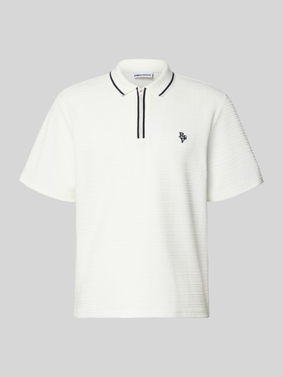 Produktfoto, Regular Fit Poloshirt mit Reißverschluss und Label-Stitching von REVIEW, weiß, Strukturmuster, Baumwoll-Anteil, Rückenlänge 68 cm bei Größe M