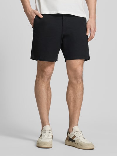 Männermodel trägt schwarze Shorts mit französischen Eingrifftaschen von GAP, Baumwoll-Mix, Straight Fit, Ganzkörperansicht von vorne.