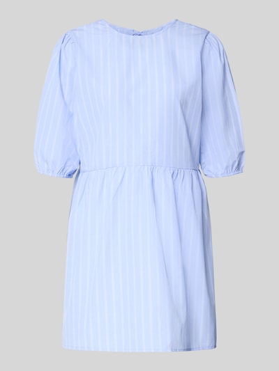Produktfoto, Relaxed Fit Blusenkleid mit recyceltem Material Modell 'CLARA TESSA' von Only, Blau mit weißen Streifen, Mini-Länge, Ballonärmel, Baumwoll-Anteil, Schleifenverschluss, Rundhalsausschnitt.