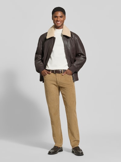 Männermodel trägt gerade geschnittene beigefarbene Cordhose, Brax Straight Fit Cordhose aus Baumwoll-Mix Modell 'Mythos Flex Cord', Ganzkörperansicht von vorne, Herren Cordhose von Brax.