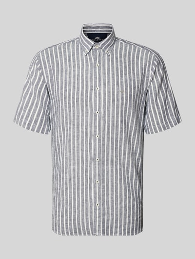 Produktfoto, Regular Fit Freizeithemd mit Button-Down-Kragen von Fynch-Hatton aus Baumwoll-Leinen-Mix, vertikale Streifen, Knopfleiste, Logo-Stitching, für Herren, Rückenlänge 76 cm, Schulterbreite 45 cm, Ärmellänge 26 cm