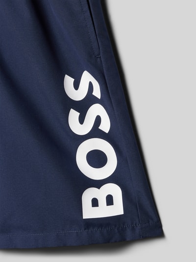 Productfoto, Badeshorts met labelopschrift van Boss voor kinderen, look: effen kleuren, elastische boord, zij-steekzakken, tunnelkoordsluiting