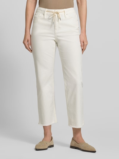 Kobiece model prezentuje Straight Fit Jeans aus Baumwoll-Mix Modell 'KAROLIN' od s.Oliver RED LABEL, kolor jednolity, długość cropped, pas mid waist, denim/twill, 5 kieszeni, tunel w pasie, frędzle na nogawkach, naszywka z logo, widok całego ciała z przodu.