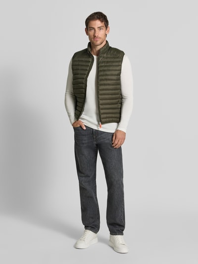 Männermodel trägt bodywarmer Model 'ADAM' van Save The Duck in olijfgroen met tweewegritssluiting en opstaande kraag, regular fit, heren, volledige lichaamsvoorzijde. Ruglengte maat M: 61 cm, schouderbreedte: 45 cm, borstwijdte: 57 cm.