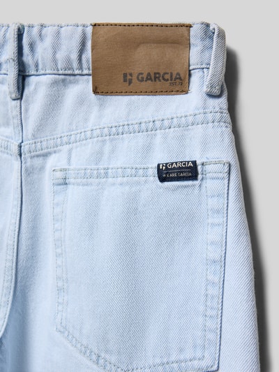 Produktfoto, Straight Fit Shorts in Denim-Optik von Garcia aus reiner Baumwolle mit 5-Pocket-Design in hellem Blau, Detailaufnahme