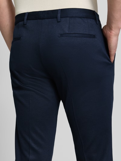 Männermodel trägt Slim Fit Jersey Stoffhose aus Viskose-Mix von Roy Robson in Dunkelblau, stof met vouwen, achterzakken, detailaufnahme Rückansicht.