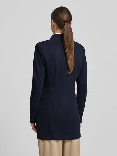 Vrouwenmodel draagt 'Blazer mit Reverskragen und Eingrifftaschen' van WHITE LABEL in donkerblauw, getailleerde fit, achteraanzicht, context: dames blazer in katoenmix met stretch, reverskraag, knoopsluiting, opgestikte steekzakken, ruglengte 80 cm, borstwijdte 44 cm, mouwlengte 65 cm. Ganzkörperansicht Rückansicht.