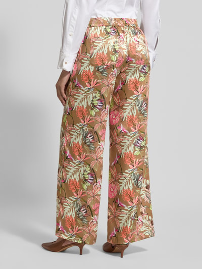Frauenmodel trägt Hose aus Satin im Allover-Look Modell 'ROSANNE' von SEDUCTIVE, florales Muster in Beige, Rosa und Grün, Ganzkörperansicht Rückansicht, Damen Hose, Regular Fit, Bundweite 39 cm, Innenbeinlänge 84 cm.