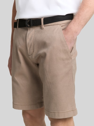 Männermodel trägt Regular Fit Chinoshorts aus Baumwoll-Mix von Tom Tailor Denim in Bi-Color Optik mit Gürtel, Nahaufnahme Oberkörper.