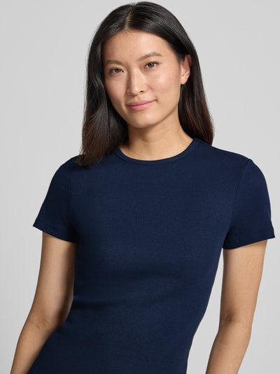 Kobiece modelka nosi Slim Fit T-Shirt aus elastischem Baumwoll-Mix von MORE, prążkowane, okrągły dekolt, krój z krótkim rękawem, długość tyłu w rozmiarze 36: 57 cm, mieszanka bawełny i elastanu, damski t-shirt, krój slim fit, całkowite ujęcie górnej części ciała z przodu