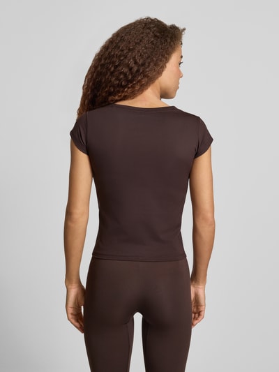 Vrouwenmodel draagt Slim Fit Sport T-Shirt met Label Print van adidas Sportswear in effen donkerbruin, stretchweefsel, rugaanzicht volledige lichaamsopname.