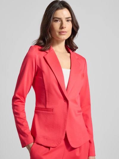 Kobiece modelka nosi Regular Fit Blazer mit Viskose-Anteil Modell 'Kate' von ICHI, elastyczna mieszanka materiałów, kołnierz z połami, lamowane kieszenie, zapięcie na guzik, taliowany krój, kolor intensywnie różowy, szerokość w rozmiarze S 44 cm, długość tyłu 59 cm, długość rękawów 64 cm, zdjęcie: zbliżenie na górną część ciała z przodu