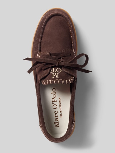 Produktfoto, Loafer aus echtem Rindsleder von Marc O'Polo in Wildlederoptik, abgerundete Schuhspitze, flach mit Label-Applikation, Schleife, Schlupf/offen, leicht profilierte Sohle, Materialverarbeitung Velours
