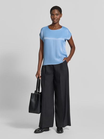 Vrouwenmodel draagt T-Shirt uit Viscosemix van MORE, recht model, glanzende look, verlengde achterkant, ruglengte maat 36: 64 cm, geheelaanzicht vooraan.