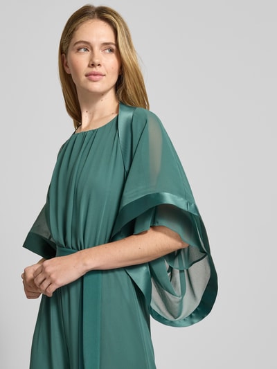 Frauenmodel trägt Bolero mit weitem Arm von Vera Mont, semitransparent, Lockerer-Schnitt, 1/2-Arm, Grün, Ganzkörperansicht von vorne. Rückenlänge bei Größe S: 32 cm.