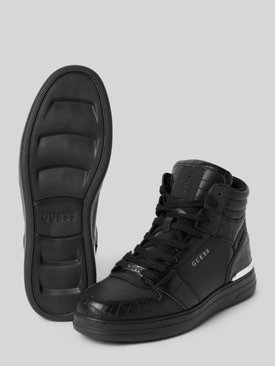 Productfoto, Sneaker uit leer-mix model 'WYSTOR' van GUESS in zwart met gestructureerde zool, afgeronde pasvorm, vetersluiting, maat 44: hakhoogte 3 cm, schachthoogte 11 cm, schachtwijdte 10 cm