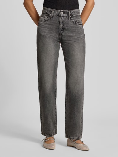 Vrouwenmodel draagt grijze tapered fit jeans uit katoendenim, Tapered Fit Jeans uit reiner Baumwolle Modell 'EASY DAD' van Levi's® 300, vooraanzicht volledige lengte