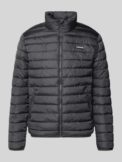 Produktfoto, schwarze Jacke mit Stehkragen, Reißverschluss und Label-Patch, Modell 'ELVIS' von JACK & JONES, gerader Schnitt, gesteppte Oberfläche, sichtbare seitliche Reißverschlusstaschen, glatte Textur, Herrenjacke.