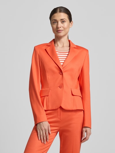 Frauenmodel trägt Slim Fit Blazer aus Viskose-Mix von Marc Cain in leuchtendem Orange mit Reverskragen, Pattentaschen, 2-Knopfleiste, Ganzkörperansicht von vorne. Rückenlänge bei Größe 36: 55 cm, Brustweite: 41 cm, Ärmellänge: 62 cm.