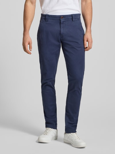 Männermodel trägt Regular Fit Chino aus Baumwoll-Mix Modell 'SCANTON' von Tommy Jeans, Optik: Unifarben, Ganzkörperansicht von vorne. Herren Chino, Passform Regular Fit, Knopf- und Reißverschluss, Eingrifftaschen, Material Baumwoll-Mix, Bundweite 40 cm, Innenbeinlänge 80 cm.