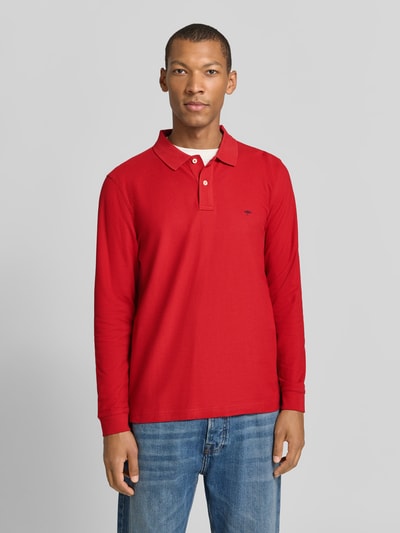 Männermodel trägt Regular Fit Langarm-Poloshirt mit Label-Stitching von Fynch-Hatton in Rot, reine Baumwolle, Ganzkörperansicht von vorne.