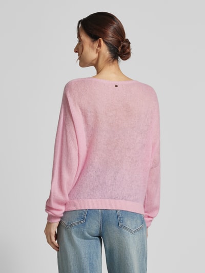 Frauenmodel trägt Strickpullover aus Alpaka-Mix Modell 'SOFT ORCHID' von Rich & Royal in zartem Rosa, lockere Passform, Ganzkörperansicht Rückansicht.