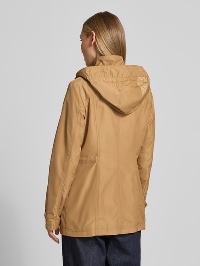 Vrouwenmodel draagt Regular Fit Jacke met Logo-Print van Fuchs Schmitt in camel, met staande kraag, capuchon met tunnelkoord, ritszakken, ruglengte 71 cm, schouderbreedte 40 cm, borstbreedte 51 cm, mouwlengte 66 cm, gladde stof, geheel achteraanzicht.