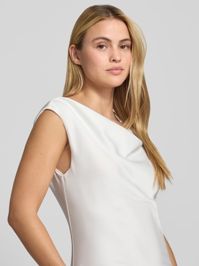 Frauenmodel trägt Brautkleid in körpernaher Passform von SWING aus weißem Satin, ärmellos, glatte Textur, Nahaufnahme Oberkörper.