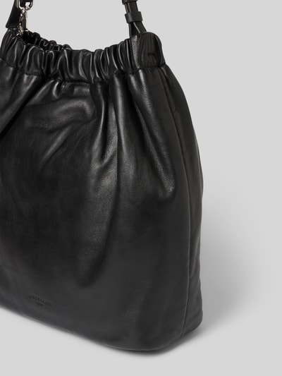 Produktfoto, czarna Hobo Bag mit Logo-Prägung Modell 'CLOUD' od LIEBESKIND BERLIN, główna przegroda z zapięciem na magnes, pasek na ramię, Szerokość w rozmiarze 1: 32 cm, długość w rozmiarze 1: 35 cm, głębokość w rozmiarze 1: 14 cm, długość paska na ramię w rozmiarze 1: 62 cm, delikatna faktura, matowa powierzchnia