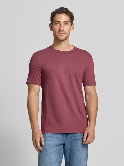 Männermodel trägt Regular Fit t-shirt aus katoenmix model 'Tegood' von BOSS Orange in bordeauxrood, Heren t-shirt, ganzlichaamsaanzicht van voren