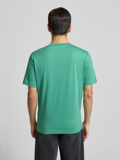 Männermodel trägt Regular Fit T-Shirt aus reiner Baumwolle von Marc O'Polo, Optik: unifarben, Jersey, Ganzkörperansicht Rückansicht.