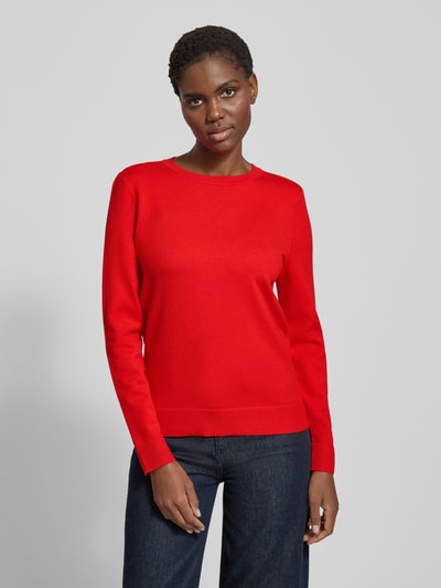 Kobiece modelka nosi Sweter z dzianiny z mieszanki wiskozy od Betty Barclay, krój regular fit, prążkowane wykończenia, okrągły dekolt, długość tyłu 57 cm, długość rękawów 60 cm, kolor intensywnej czerwieni, gładka tekstura, widok całego ciała z przodu.