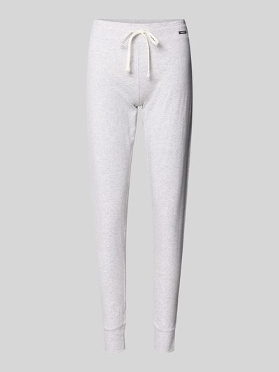 Produktfoto, jasnoszare spodnie piżamowe slim fit z mieszanki bawełny i elastanu, elastyczny pas z tunelem, detal z logo, Pyjama-Hose mit elastischem Bund od Skiny