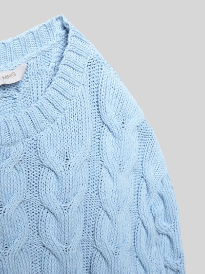 Produktfoto, Regular Fit Sweatshirt in Strick-Optik Modell 'Carli' von Mango in Hellblau, Baumwoll-Mix, sichtbare Zopfmuster-Struktur