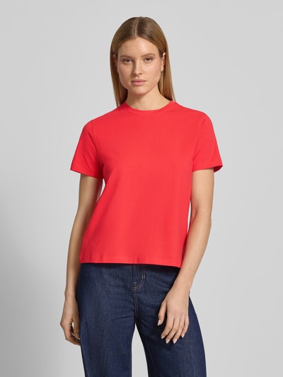Frauenmodel trägt Damen T-Shirt mit geripptem Rundhalsausschnitt Modell 'NORA' von Vila im Baumwoll-Elasthan-Mix, lockerer Schnitt, Vorderansicht, Rückenlänge bei Größe S: 60 cm.