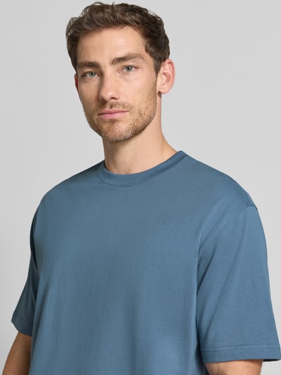 Mannelijk model draagt Regular Fit T-Shirt met ronde hals van MCNEAL, puur katoen, met korte mouwen, ruglengte maat M 69 cm, Nahaufnahme oberkörper.