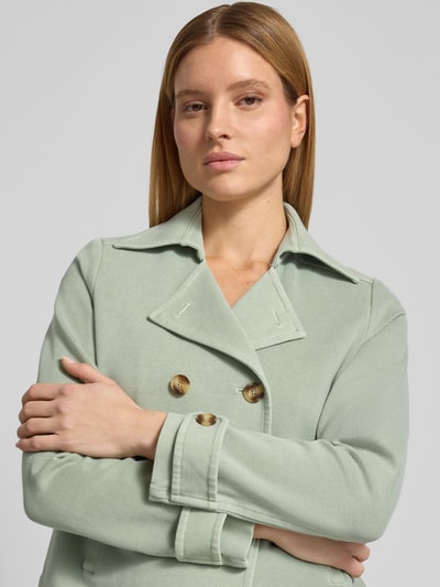 Frauenmodel trägt Zweireihige Jacke mit Ärmelriegeln von WHITE LABEL aus Baumwoll-Mix mit Stretch-Anteil, Regular-Fit, Nahaufnahme Oberkörper.