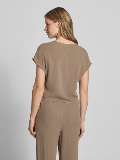 Frauenmodel trägt Regular Fit Blusentop aus Viskose-Leinen-Mix Modell 'SIESTA' von Only in Melange-Optik mit Flammgarn, Ganzkörperansicht Rückansicht.