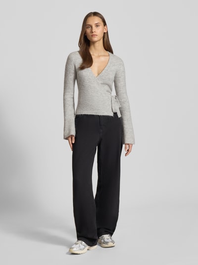 Gina Tricot Strickcardigan in Wickel-Optik Hellgrau Melange 1